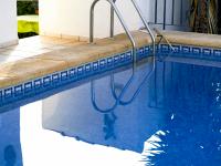 Muchas personas creen que el olor a cloro en una piscina es sinónimo de limpieza, pero es todo lo contrario
