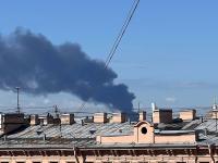 Columna de humo tras un ataque ucraniano en San Petersburgo (Rusia), el 3 de junio de 2026