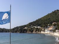 Una playa con bandera azul en Italia.