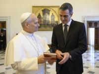 Sánchez se aferra al papa para lograr algo de calma