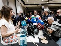 Leire Díez, con unos papeles en su célebre rueda de prensa