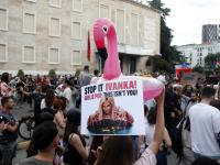 Manifestantes en Tirana (Albania), el 3 de junio de 2026, contra un proyecto turístico costero vinculado a Jared Kushner, yerno del presidente estadounidense Donald Trump, y su hija Ivanka.