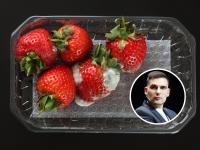 Mario Sánchez Rosagro y un paquete de fresas en mal estado