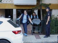 Miembros de los servicios funerarios retiran uno de los cuerpos hallados en Palma-Palmilla en Málaga, en un caso de violencia machista, el 5 de junio de 2026.