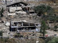 Una excavadora del Ejército libanés retira escombros tras los bombardeos de Israel para abrir una carretera en la aldea de Dibbine, al sur del Líbano, el 4 de junio de 2026.