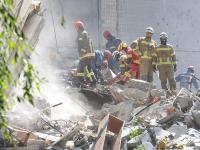 Agentes de rescate trabajan en un edificio en ruinas tras un ataque ruso con drones en Kiev (Ucrania).