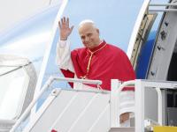 El papa León XIV sale del avión tras aterrizar en Madrid para su visita apostólica a España