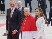 Los reyes Felipe y Letizia con León XIV en la recepción al papa al comienzo de su visita apostólica a España