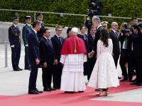 Los Reyes  y el Presidente del Gobierno, Pedro Sánchez, acompañados por la, la Presidenta de la Comunidad de Madrid, Isabel Díaz Ayuso y el Alcalde de Madrid, José Luis Martínez Almeida, reciben al Papa León XIV.