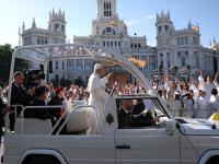 León XIV en su llegada a la Plaza de Cibeles.