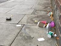 Basura amontonada en una calle.