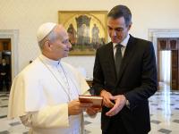 El presidente del Gobierno, Pedro Sánchez, y el papa León XIV, en el Vaticano el pasado mes de mayo.