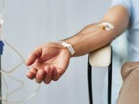 Un hombre recibiendo tratamiento por infusión intravenosa.
