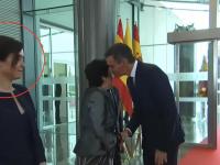 Pedro Sánchez saluda a Isabel Celáa mientras Ayuso espera