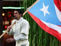 Bad Bunny con la bandera de Puerto Rico en la Super Bowl.
