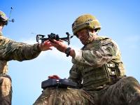 Dos soldados británicos contemplan un pequeño dron