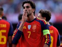 Ferrán celebra su gol a Irak con un beso a la grada