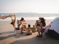 Jóvenes, en una playa