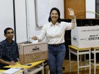 Keiko Fujimori, candidata presidencial del partido Fuerza Popular, deposita su voto en la urna durante la segunda vuelta de las presidenciales en Lima (Perú), el 7 de junio de 2026.