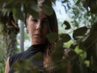 Marina Lacerda, sobreviviente de los abusos de Jeffrey Epstein, posa en Parkland (Florida), el 20 de abril de 2026.