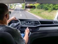 Un hombre conduciendo una furgoneta