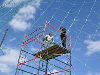Operarios ucranianos instalan una red antidrones en la zona de Sloviansk-Kramatorsk