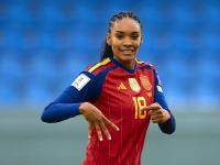 Salma Paralluelo celebra su gol a Islandia