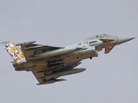 Un Eurofighter EF-2000 Typhoon S de la Fuerza Aérea Española despega de la base militar de Torrejón de Ardoz, en Madrid, el 12 de octubre de 2025.
