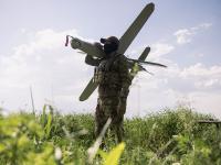 Un militar ucraniano maneja un dron antes de despegar