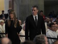 BARCELONA, 10/06/2026.- El presidente del Gobierno de España, Pedro Sánchez, y su esposa Begoña Gómez asisten a la misa oficiada por el Papa León XIV en la Sagrada Familia, dentro de su visita oficial a España, este miércoles en Barcelona. EFE/Alejandro García
