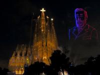 Los drones de colores forman el rostro de Antoni Gaudi, el 10 de junio de 2026, durante la inauguración de la Torre de Jesús en la Sagrada Familia de Barcelona por el papa León.