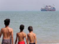 Buques en el estrecho de Ormuz cerca de la playa de Bandar Abbas (Irán), 11 de junio de 2026.