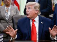 El presidente estadounidense Donald Trump habla con su equipo en el Despacho Oval de la Casa Blanca, en Washington, el 11 de junio de 2026.
