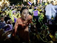 La princesa tailandesa Bajrakitiyabha saluda a los monárquicos en un acto frente al Gran Palacio en Bangkok (Tailandia), el 1 de noviembre de 2020.