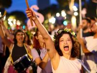 Manifestantes gritan contra un complejo turístico de lujo en una zona protegida, promovido por la familia Trump, en Tirana (Albania), el 11 de junio de 2026.