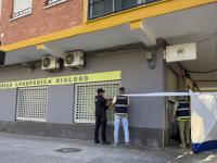 Agentes de la Policía Nacional proceden a registrar la clínica donde fue asesinado un logopeda por el padre de uno de sus pacientes, el 16 de junio de 2026.