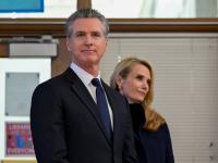 El gobernador de California, el demócrata Gavin Newsom, junto a la cineasta, activista feminista y esposa, Jennifer Siebel; en una imagen de archivo.