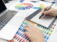 Un diseñador gráfico trabajando con colores y con un ordenador