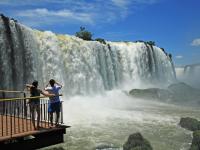 Unos turistas, en las cataratas de Iguazú.