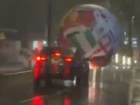 Balón gigante del Mundial, en la carretera.