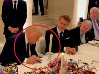 El presidente Trump, en el momento en que se dispone a firmar el acuerdo entre EEUU e Irán para poner fin a la guerra que iniciaron EEUU e Israel.