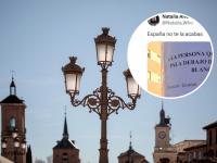 Montaje de una farola con el tuit del cartel.