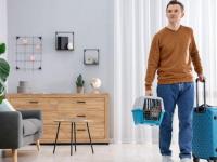 Un joven instalándose en su nueva casa