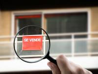 Un cartel de 'Se vende' en una vivienda