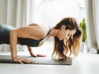 Mujer realizando flexiones.
