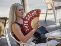 Una mujer pasando calor
