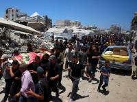 Comitiva funeraria en el entierro de la adolescente gazatí, de 16 años, Raghad Ashour, asesinada en un bombardeo israelí cuando iba camino de hacer un examen.