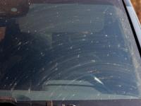 Parabrisas de un coche, con restos de insectos.
