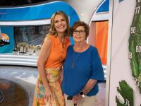 Savannah Guthrie y su madre, Nancy, en el plató de la NBC donde trabaja la periodista, el 15 de junio de 2023.
