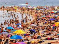 Una playa, llena de gente.